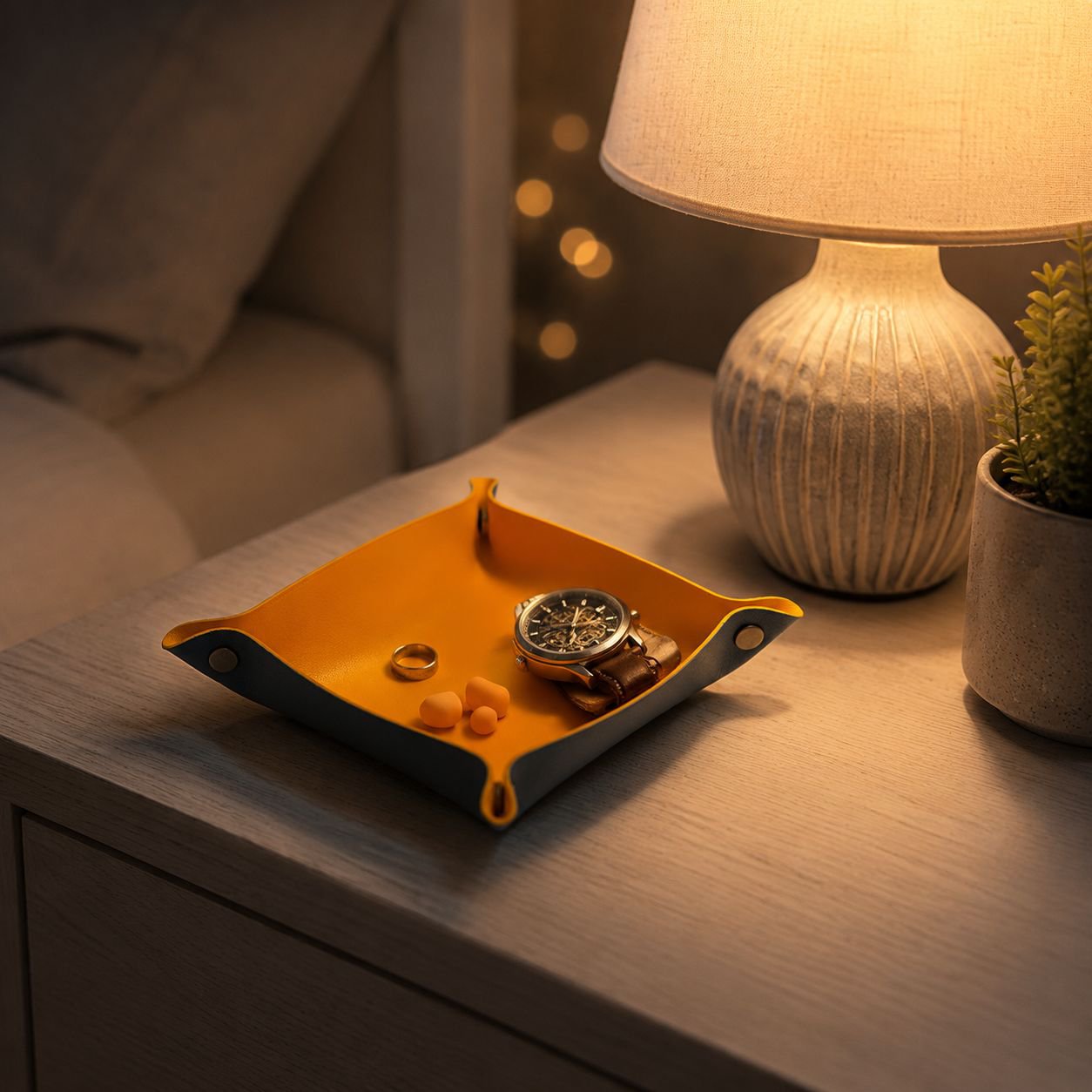 Eleganter Organizer für Kosmetikartikel auf einem Schminktisch