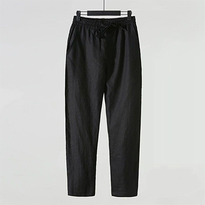カジュアルスタイルに最適な薄手パンツの生地感