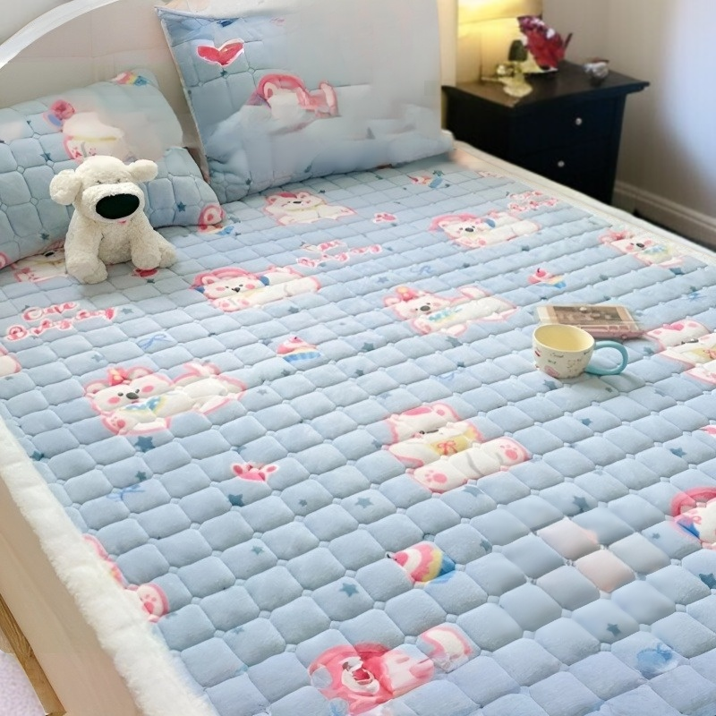 밀키드 두꺼운 매트 이불 싱글 침대 위 모습