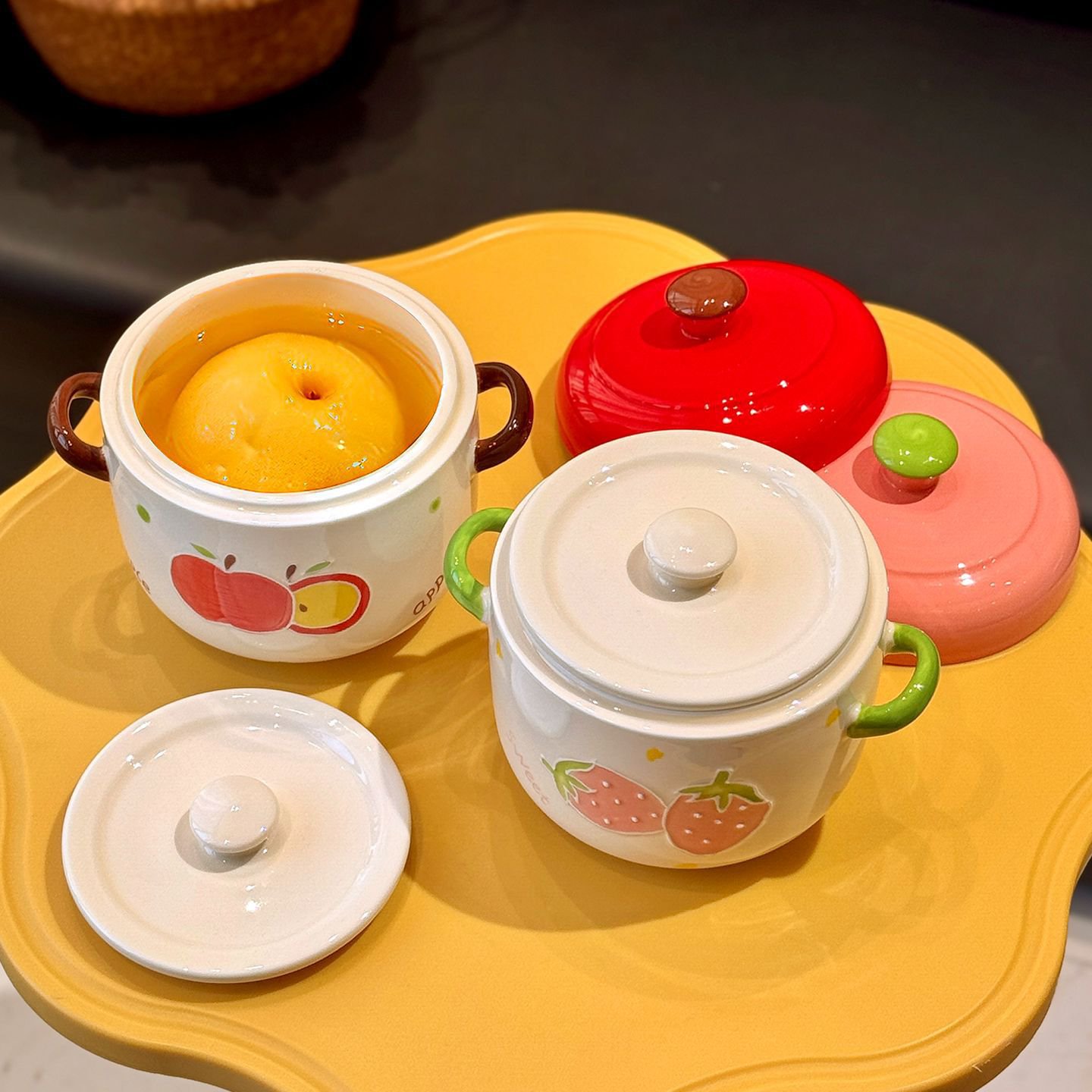 Marmite en céramique avec aliments mijotés à l'intérieur