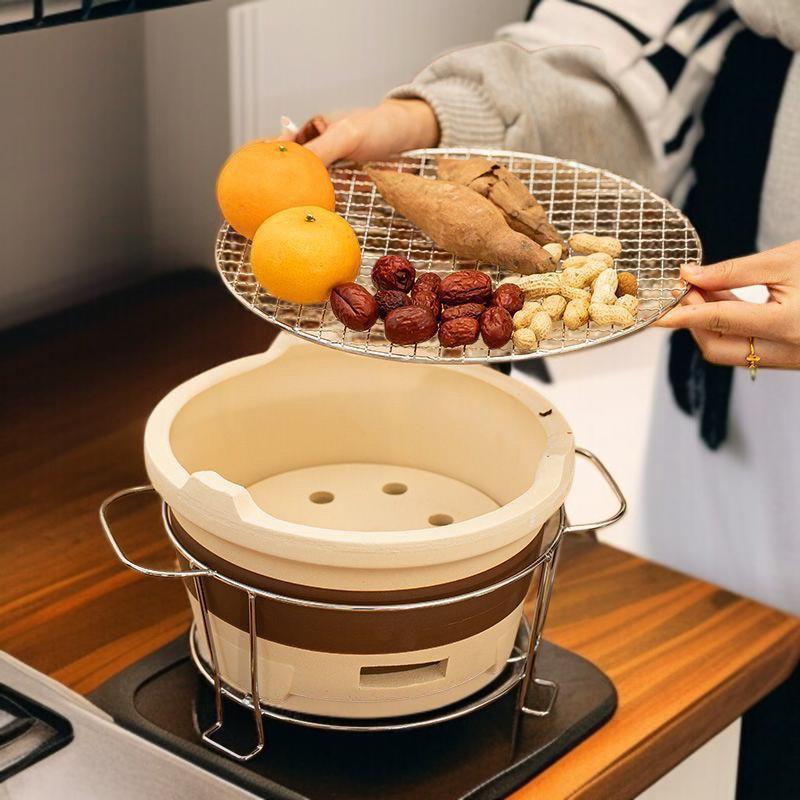 7輪式で、スタンド/グリルなどのオプションアクセサリーもご用意。1～2人用と3～4人用の複数のサイズをご用意。炭火焼き鳥。