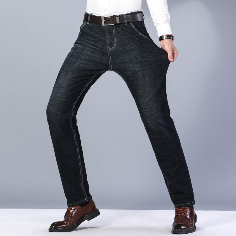 綿入り防寒ジーンズ着用イメージ男性モデル