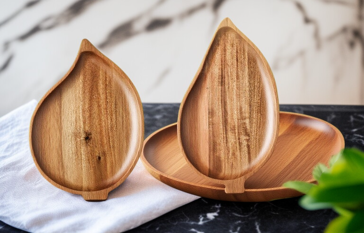 용모가 높은 작은 물고기 모양 나무 식판 전체 이미지