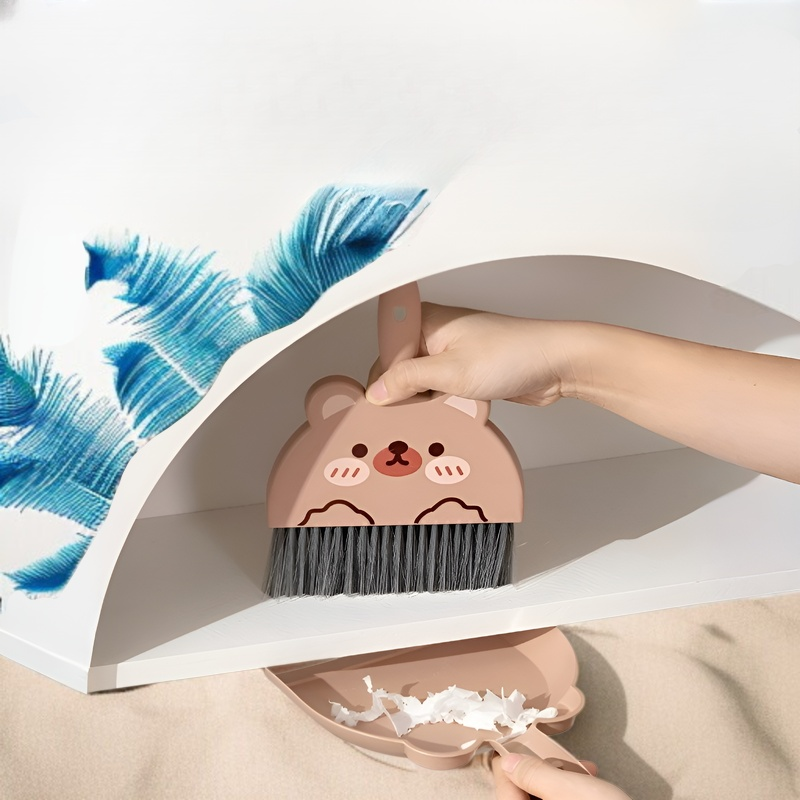 テーブルの上の掃除に便利な小型ほうき