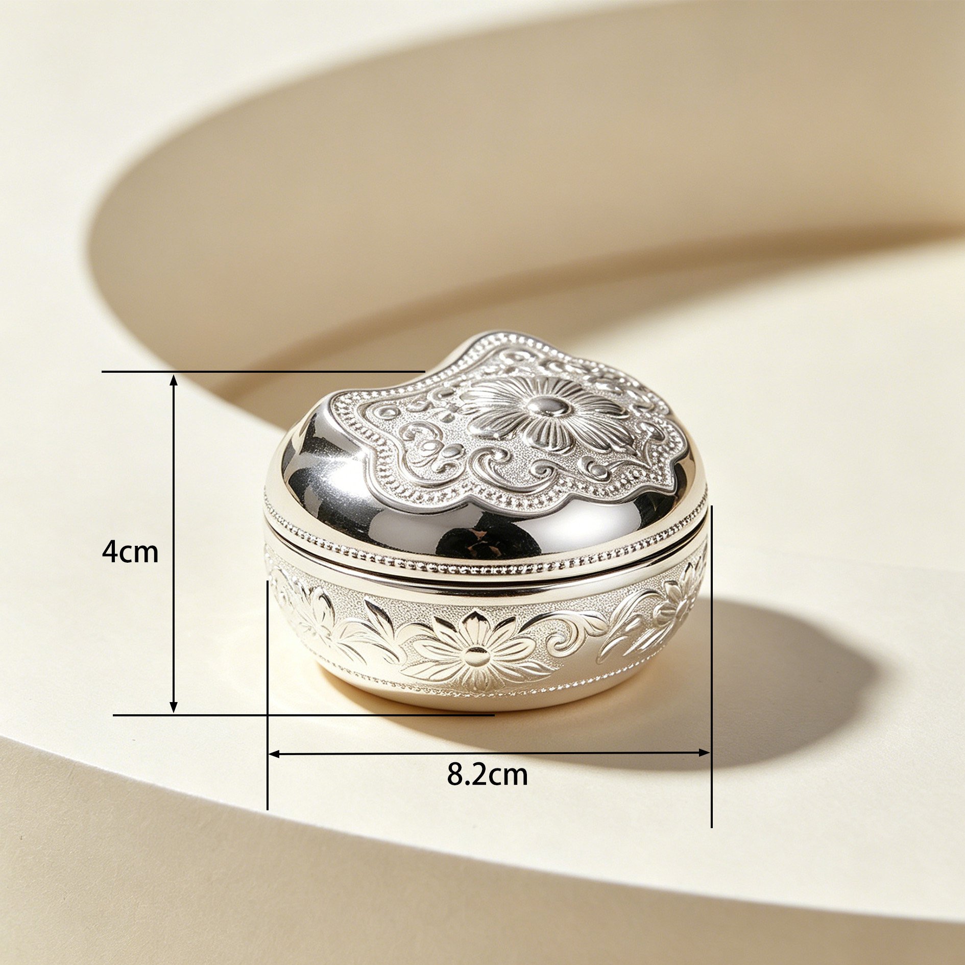 Boîte de rangement argentée ouverte avec bijoux