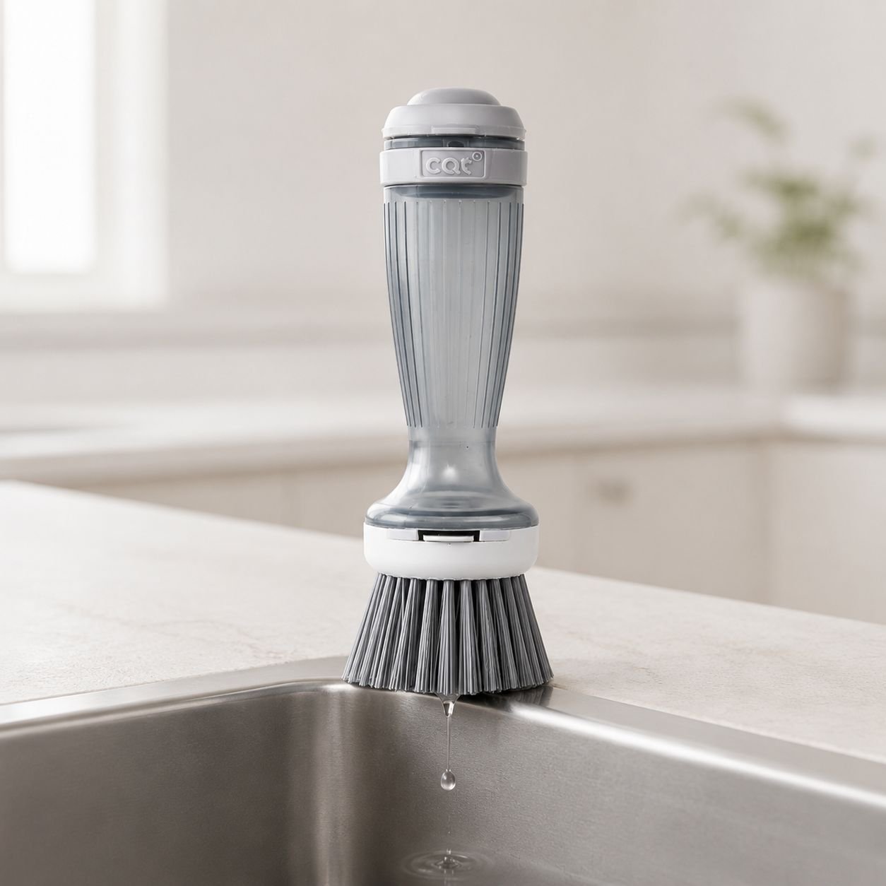 Brosse de cuisine avec réservoir de liquide rechargeable