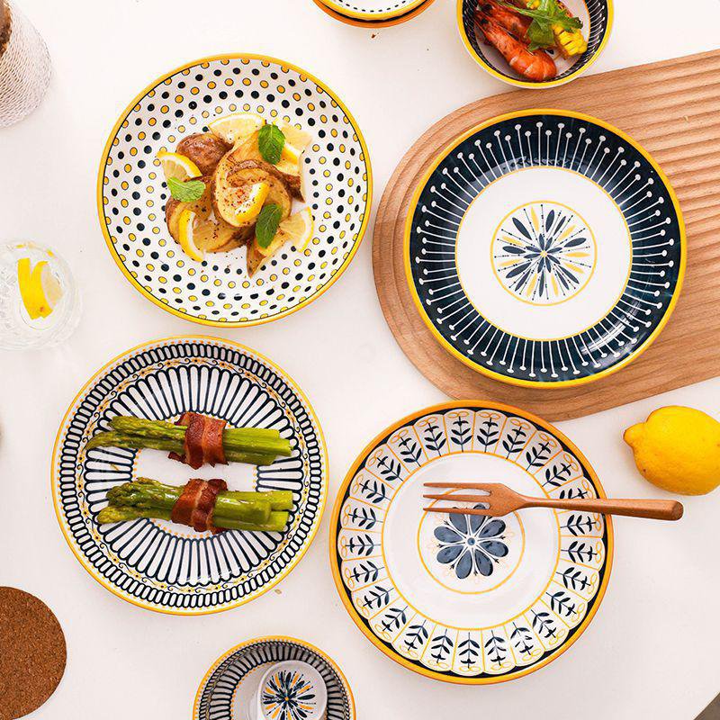 陶器製の模様入りボウルと皿