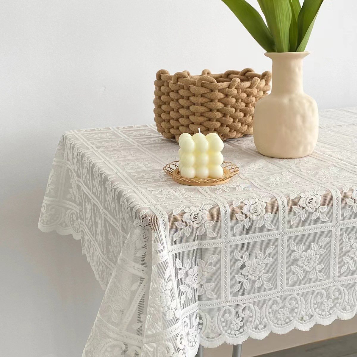 Detailansicht Spitze und Chiffon Stoff der Tischdecke
