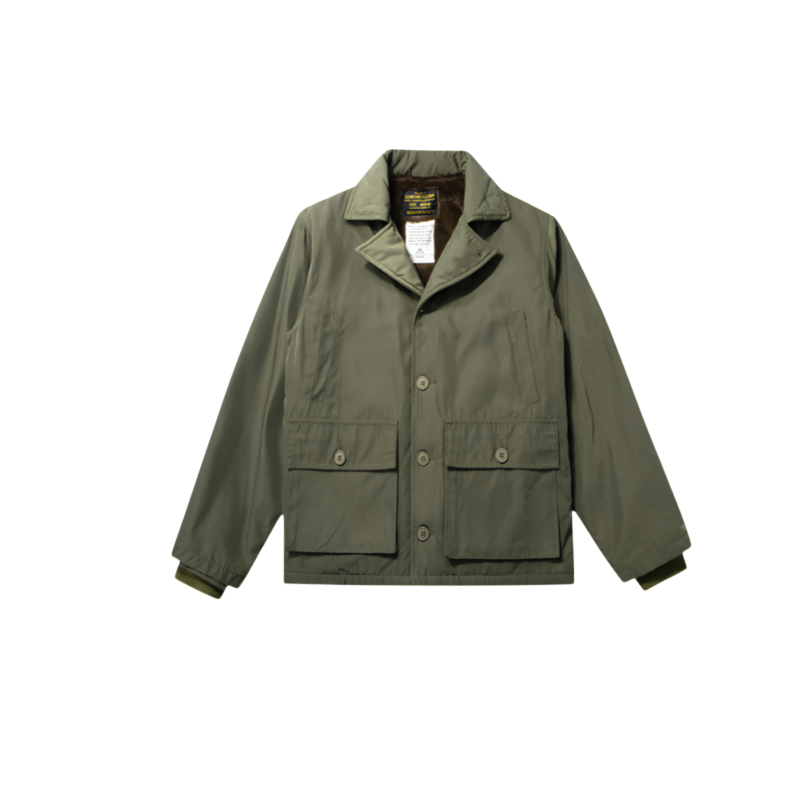 スタイリッシュなミリタリーデザインのウールコート