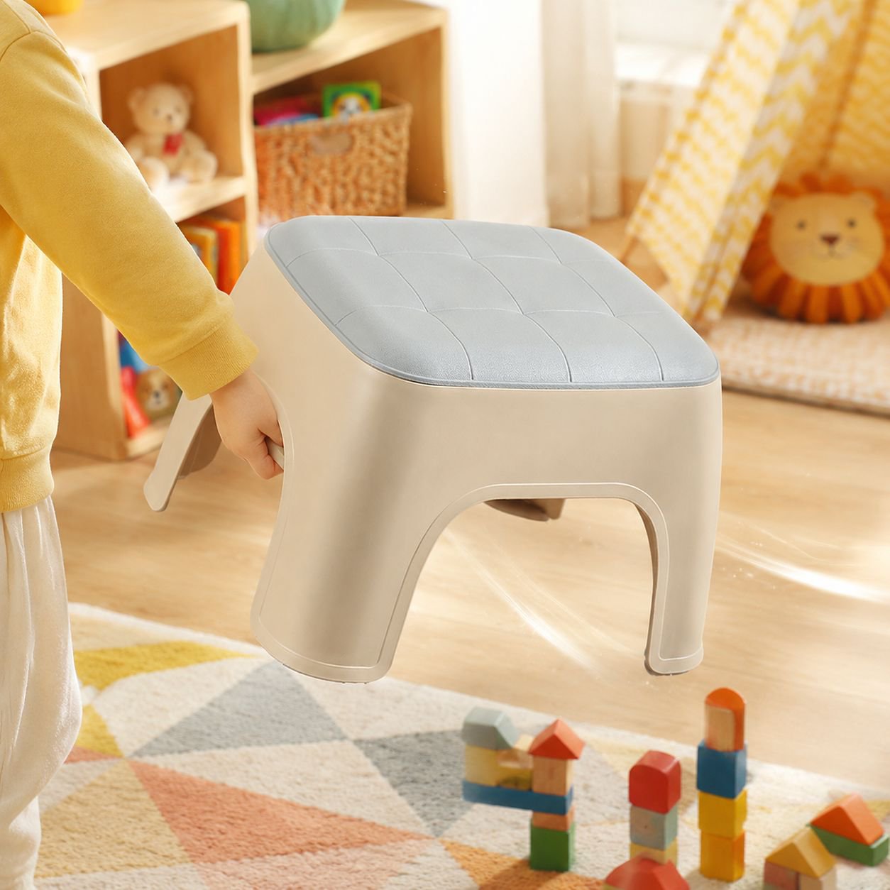 子供用スツールを玄関で使用する様子