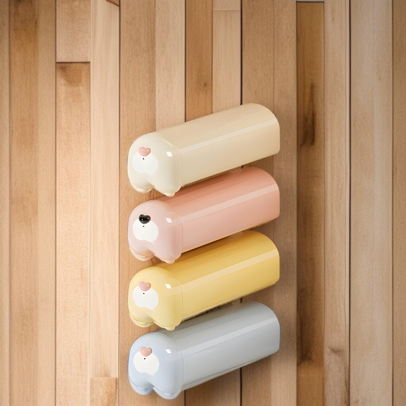 ワードローブ内の下着・靴下整理シーン