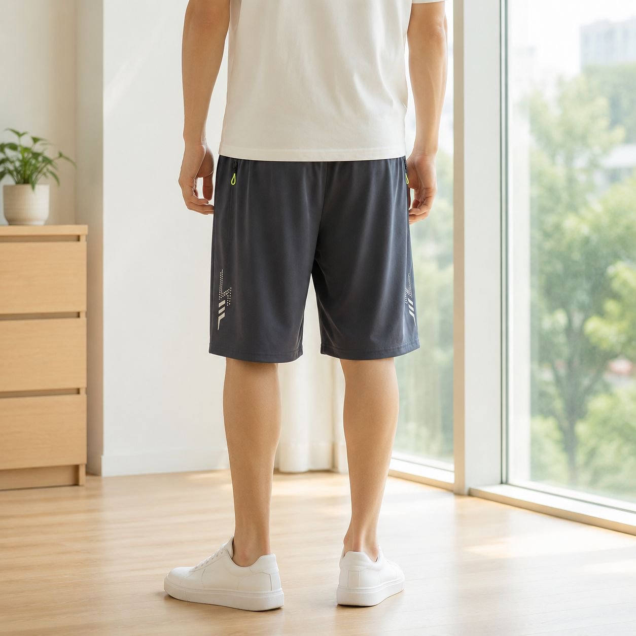オールシーズン着用できるストレートパンツ