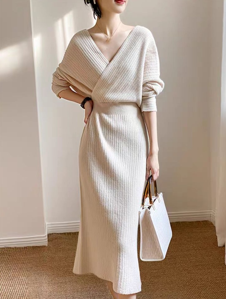 韓国風デザインのVネックニットワンピース全身画像