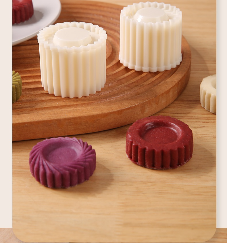 Pastry mold used to shape fresh dough