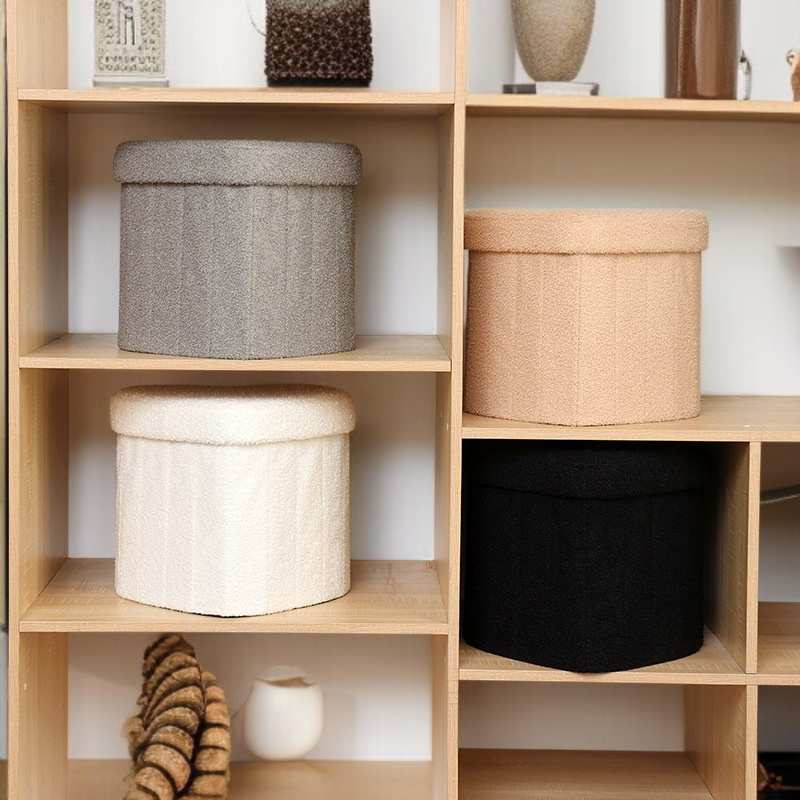 Uso del taburete como reposapiés junto al sofá