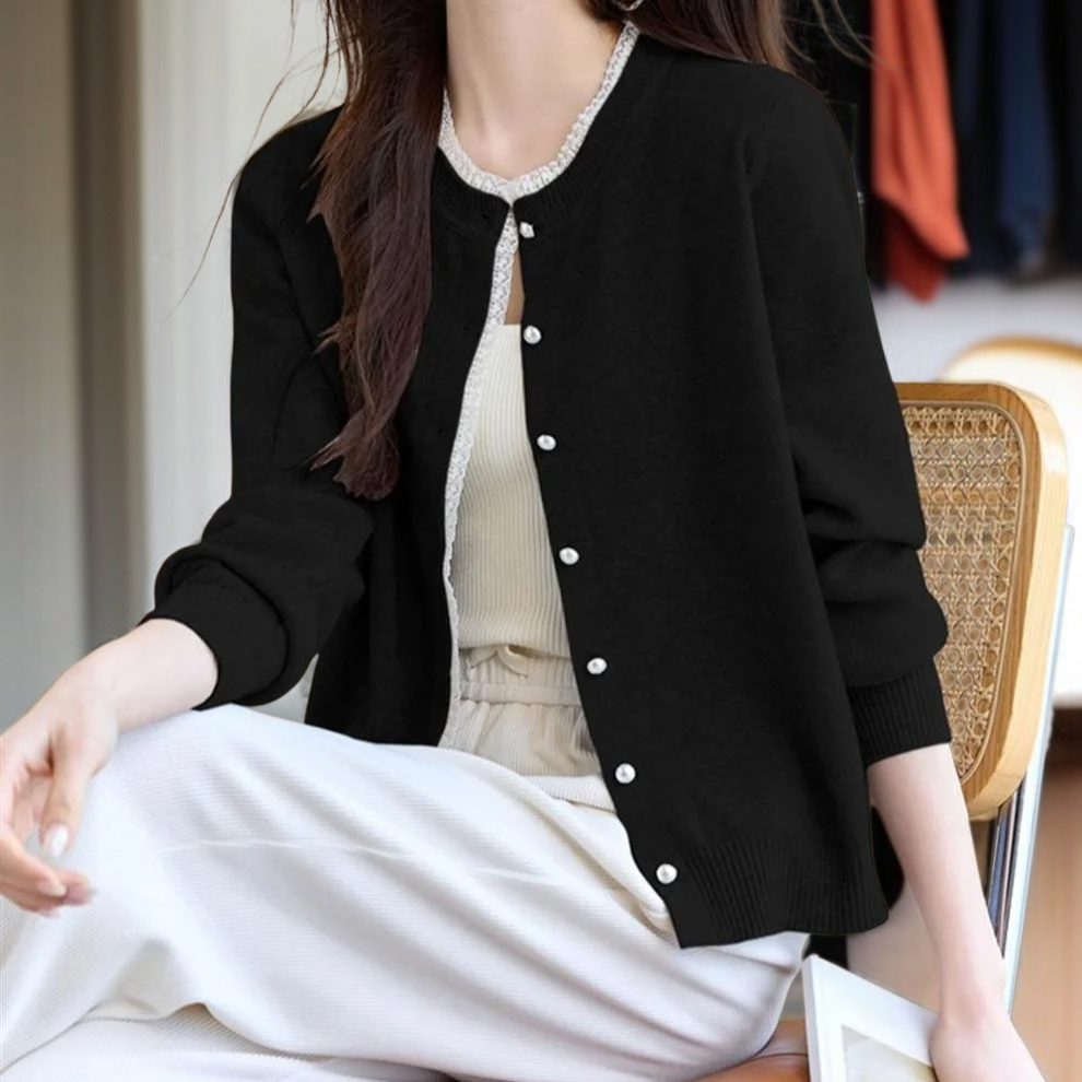 무드 있는 여성 니트 아우터 착용샷