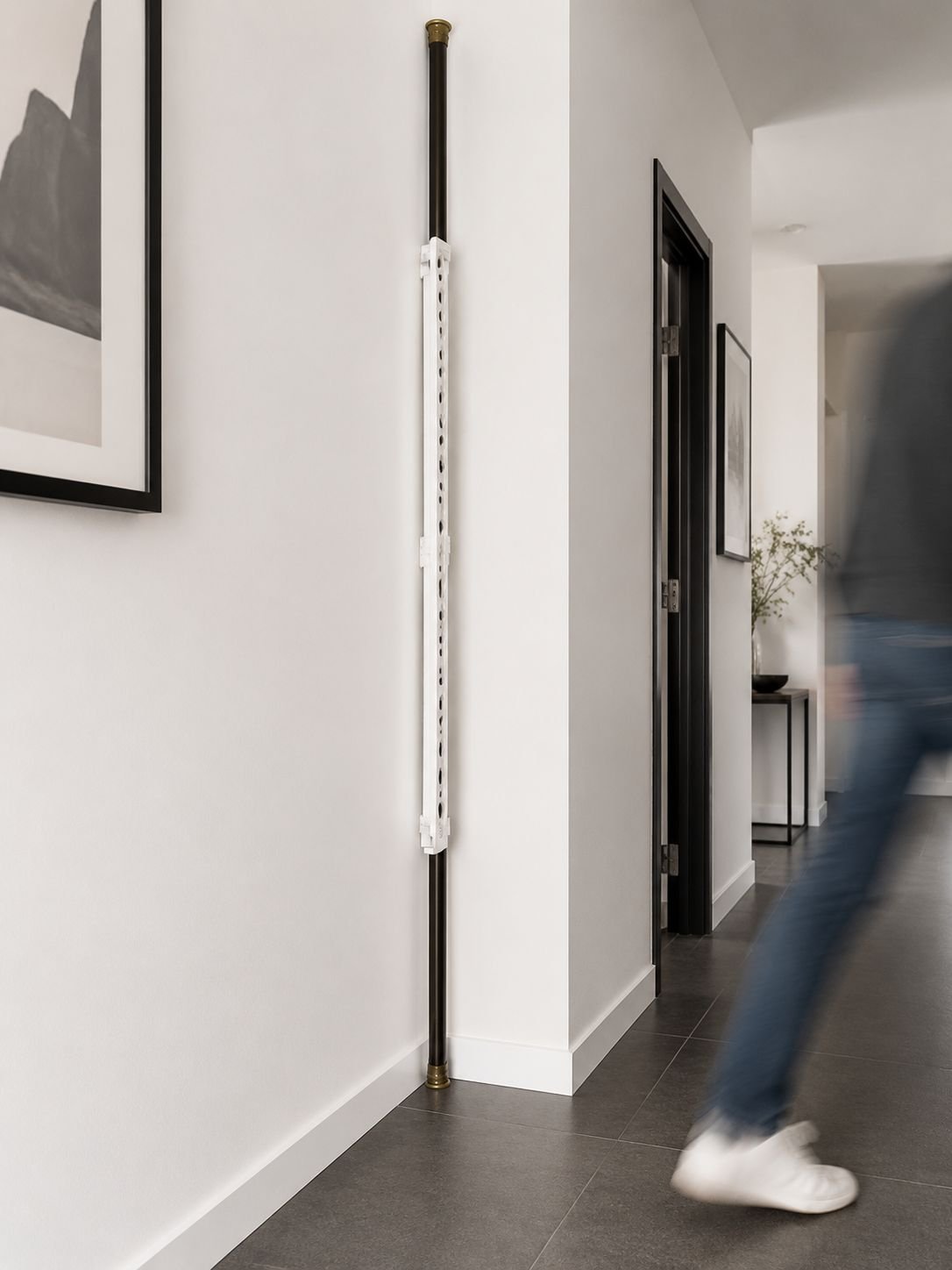 Platzsparender Decken-Kleiderständer für moderne Räume