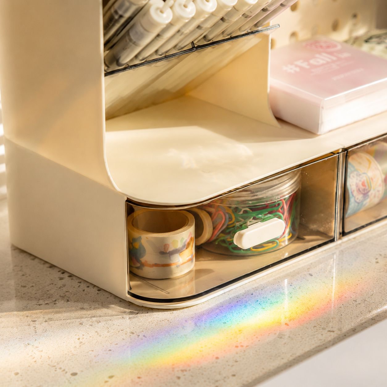 Caja organizadora creativa con tablero perforado