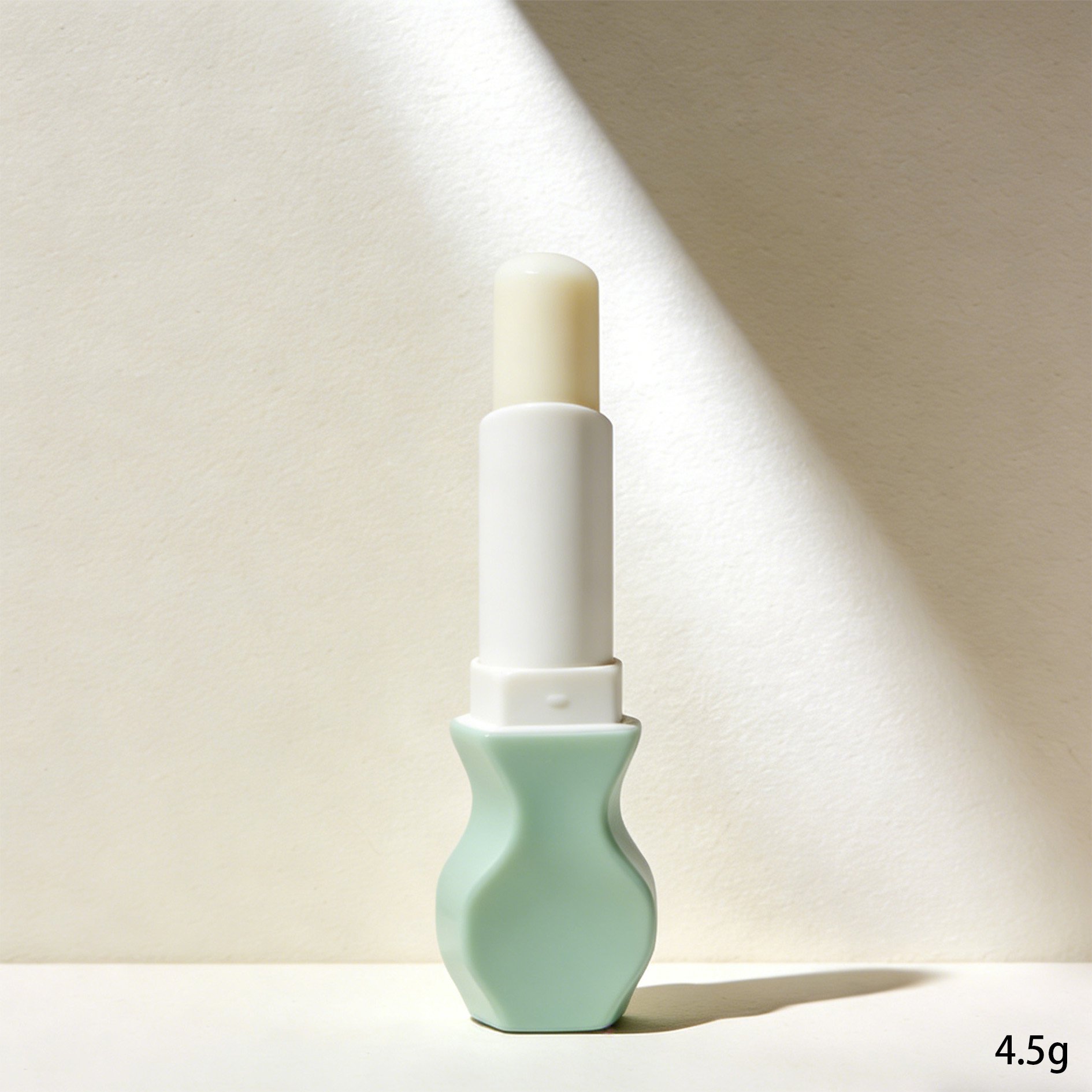 唇にやさしい無香料リップクリームの使用イメージ