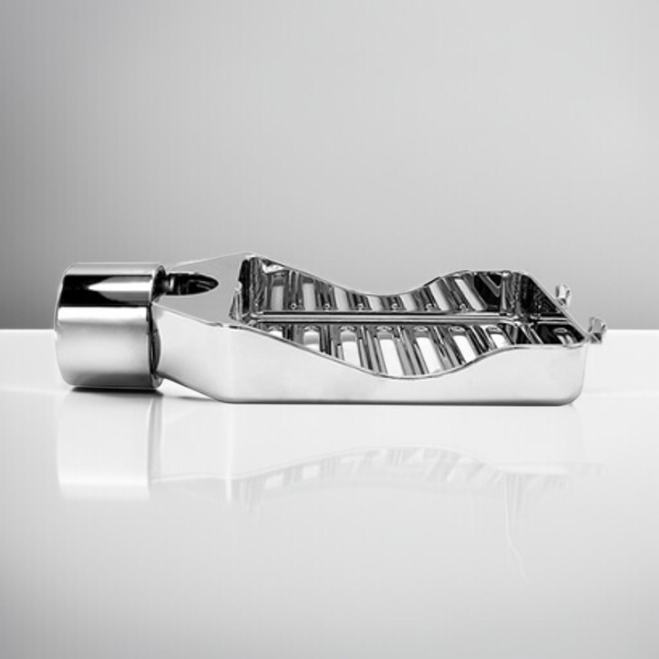 주방 수도꼭지에 설치된 플라스틱 수납 선반