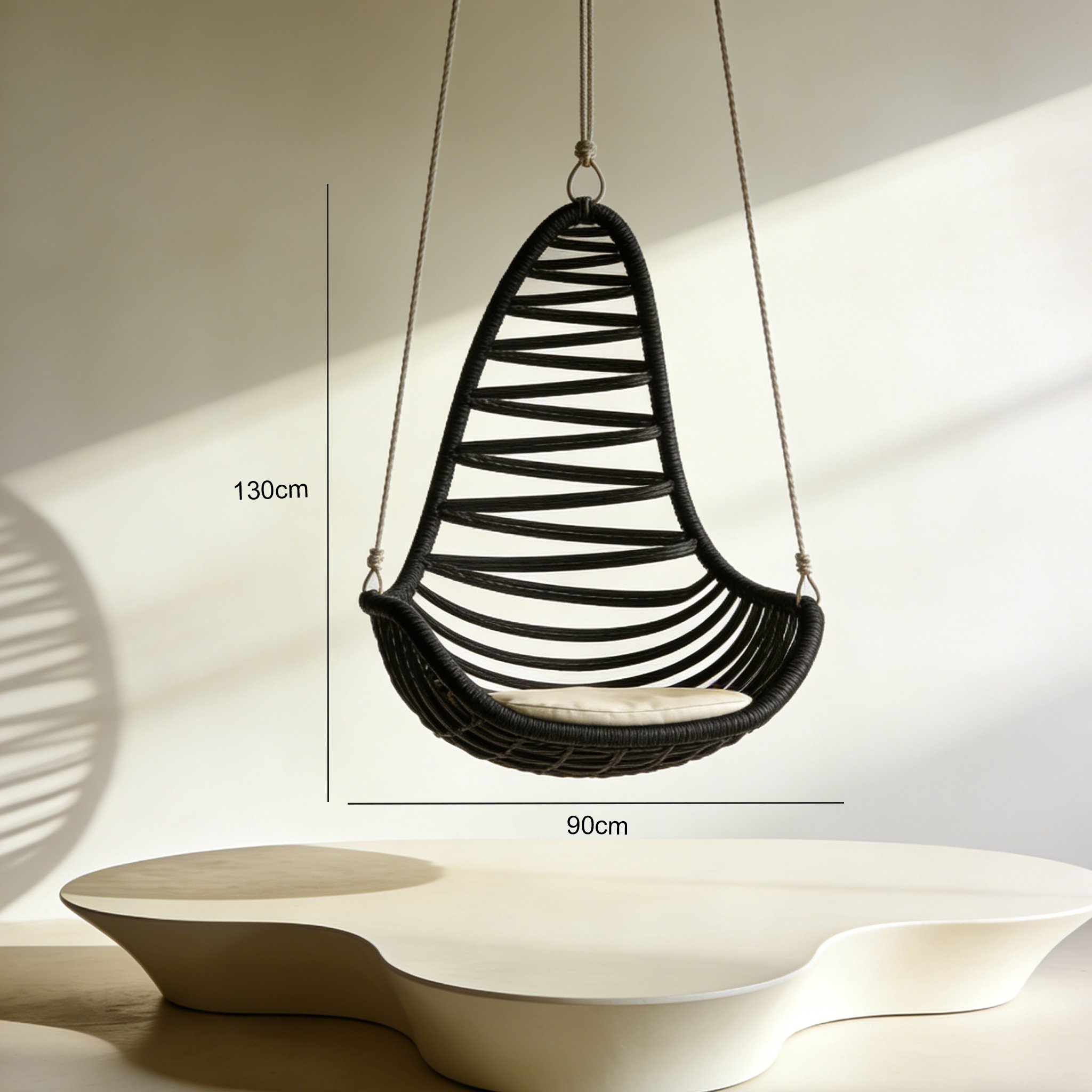 快適なクッション付きスイングチェア