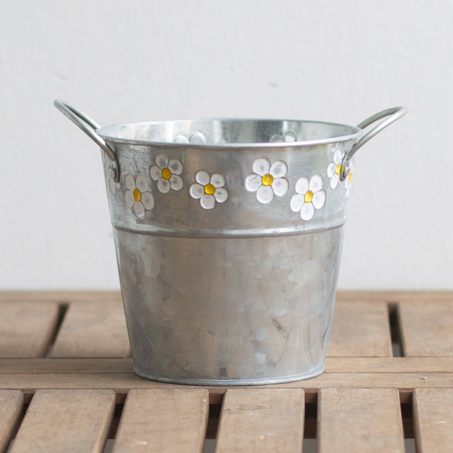 Vase en métal stylé pour intérieur moderne