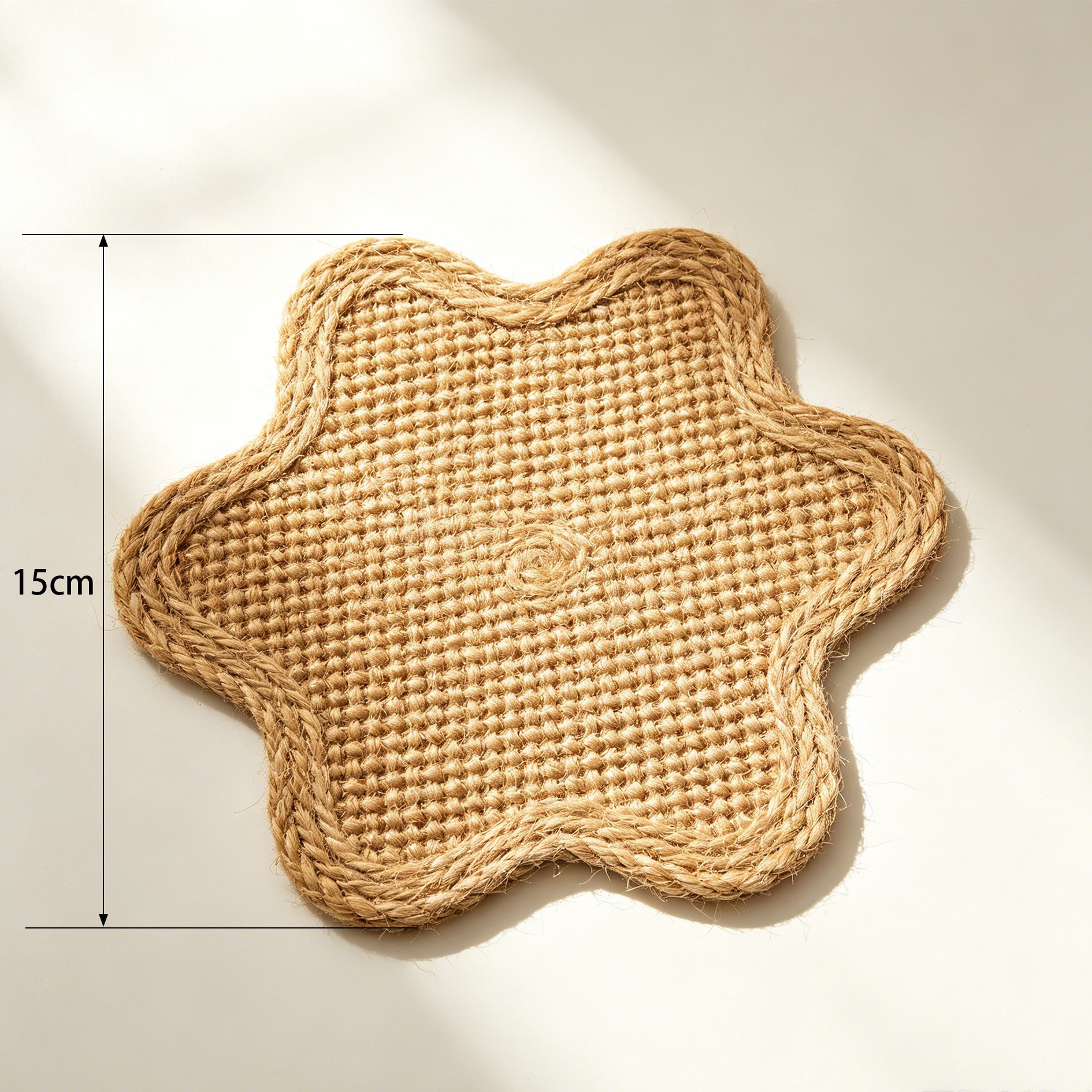 Jute-Untersetzer in Blumenform auf Holztisch