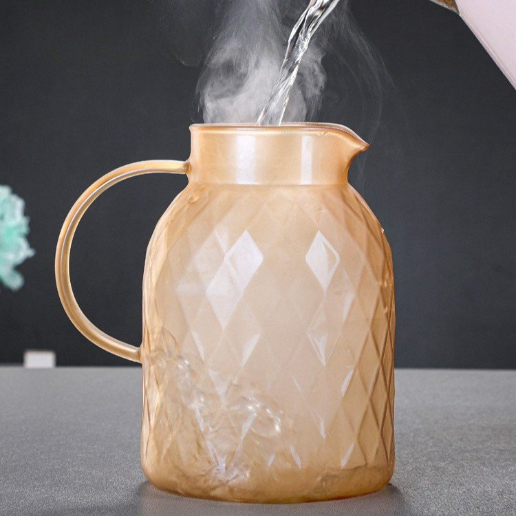 Große Glaswasserflasche