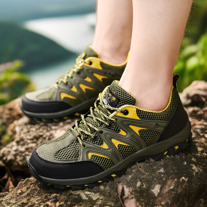 봄여름 여성 트레킹화 착용 이미지