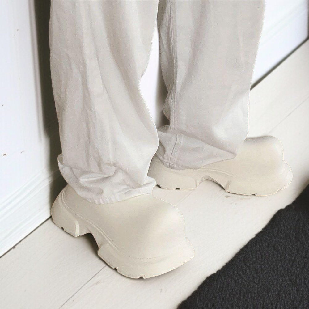 여름 패션에 어울리는 미끄럼 방지 스니커즈 디테일