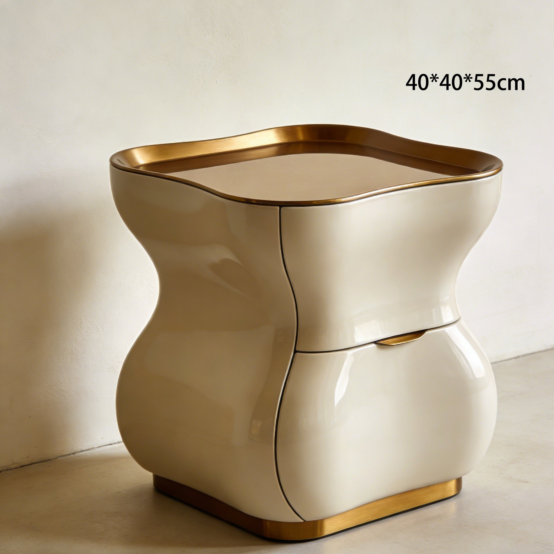Design Nachttisch in Creme mit einzigartiger Form