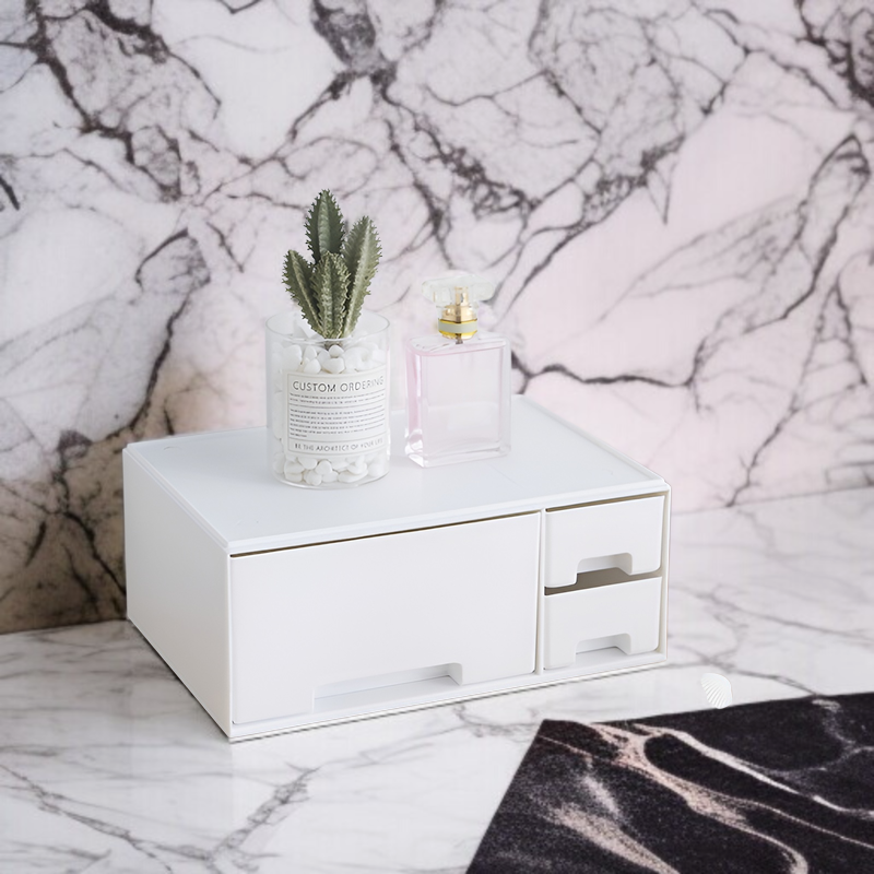 引き出し付き収納ボックスに化粧品を収納している様子