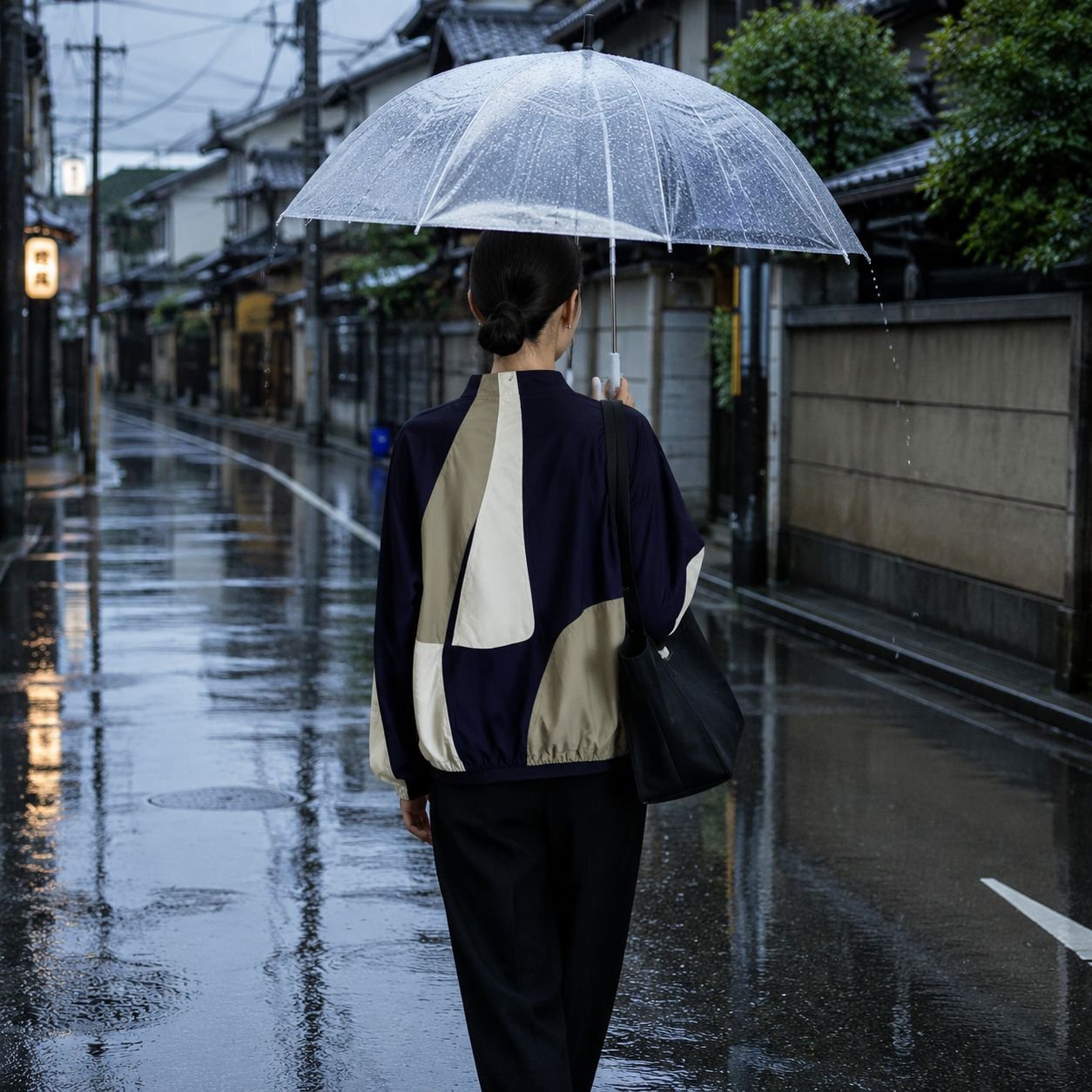 日常使いにも合うシンプルなデザインパーカー
