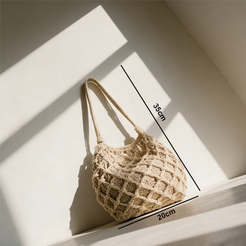 여성용 미백색 숄더백 착용샷