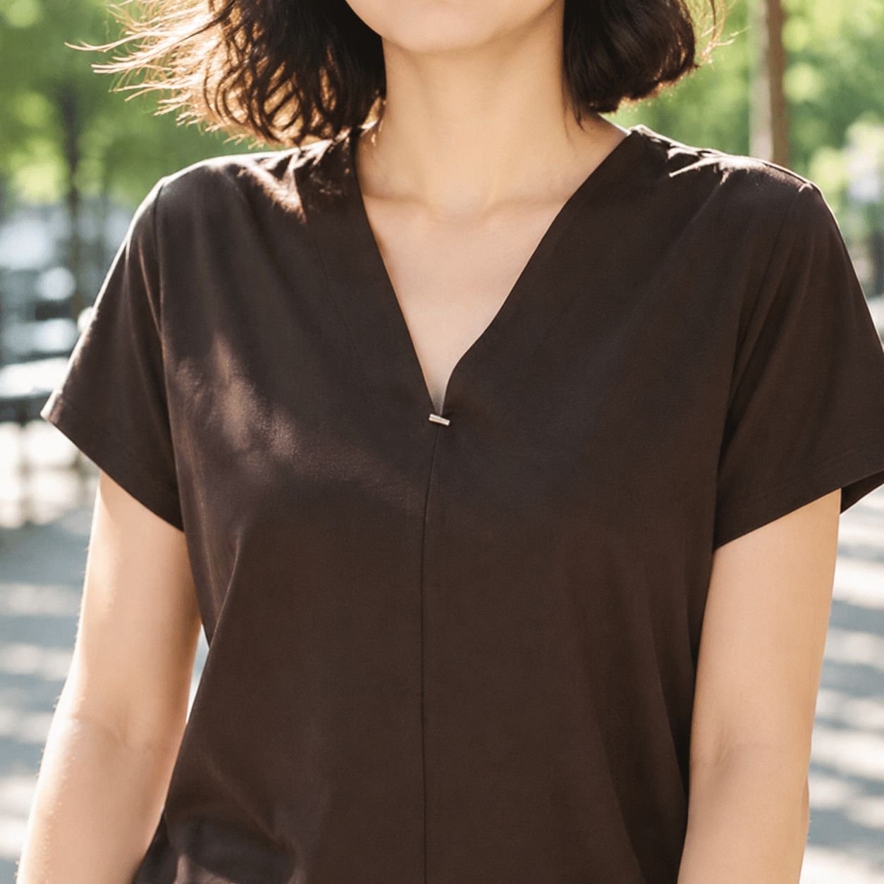 女性用おしゃれな半袖Tシャツ着用イメージ