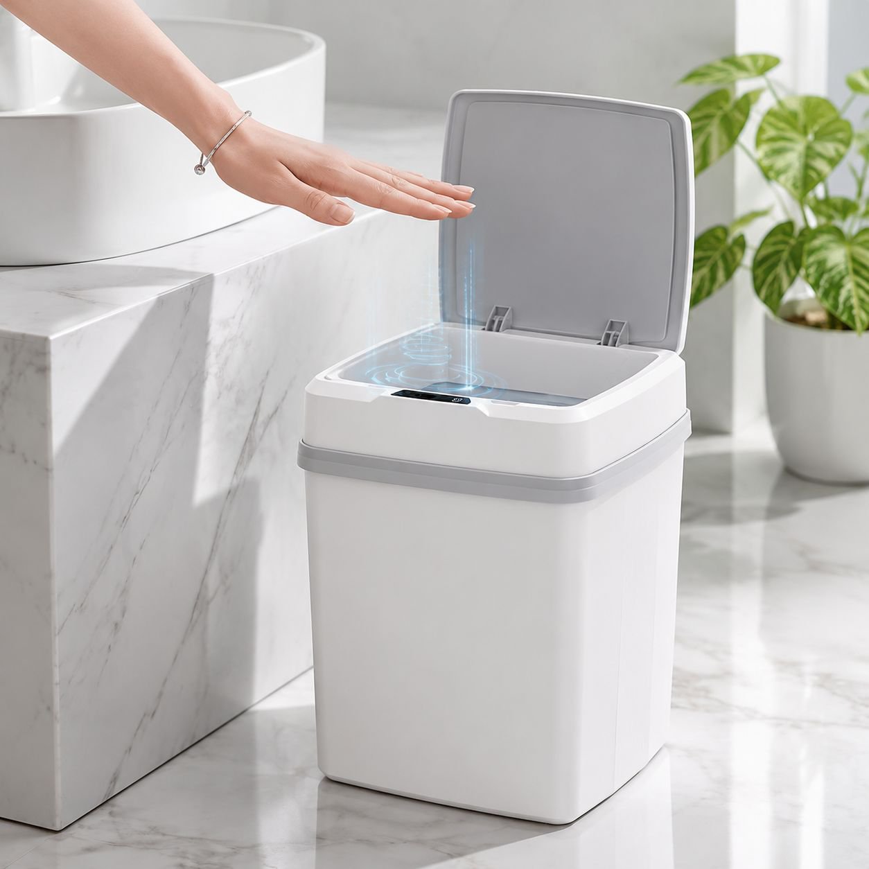 Automatischer Sensor-Mülleimer in moderner Küche