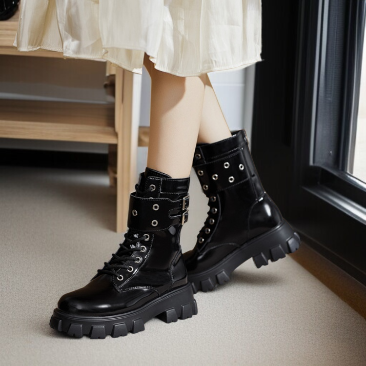 紐付き丸トゥデザインの女性ブーツ