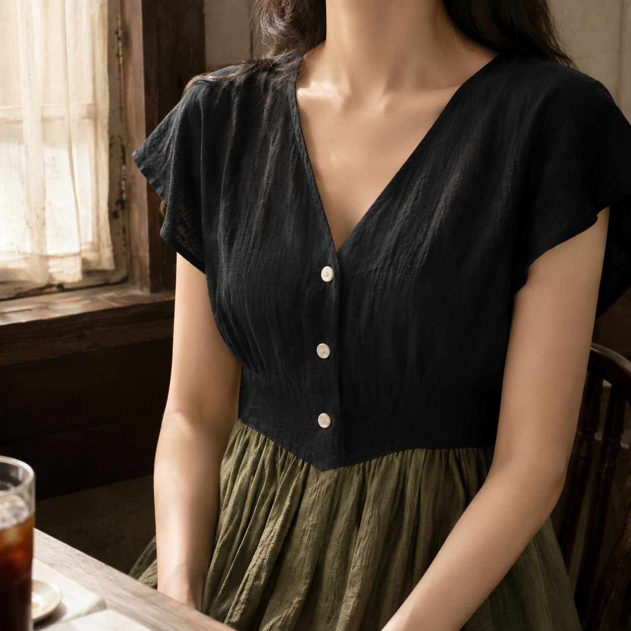 女性が着用する和風Vネックノースリーブ黒色ブロックワンピース