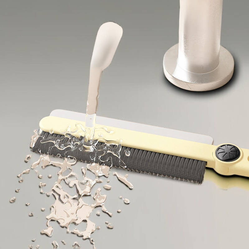 청소솔로 배수구 주변 청소하는 장면