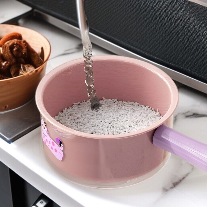 싱크대에 설치된 두꺼운 플라스틱 바구니 사용 예시