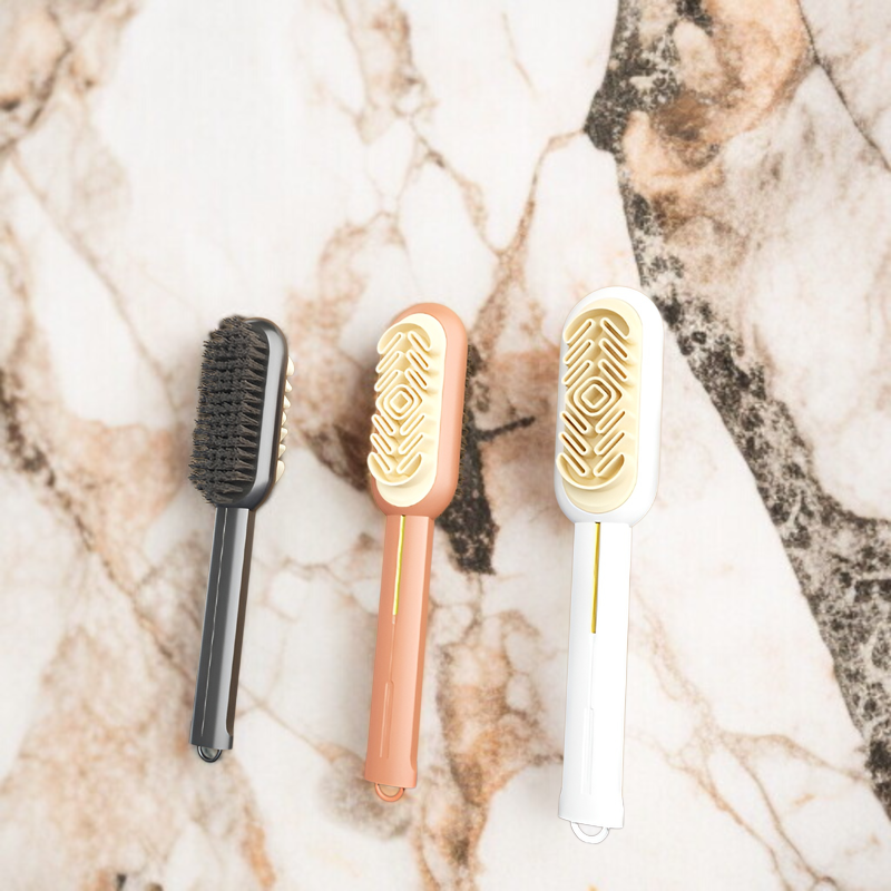 車のシートを洗浄するゴム製ブラシ