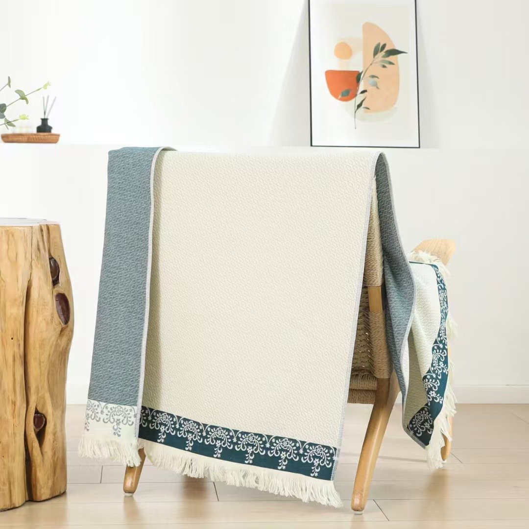 Serviette de bain à pompons en gaze multicouche