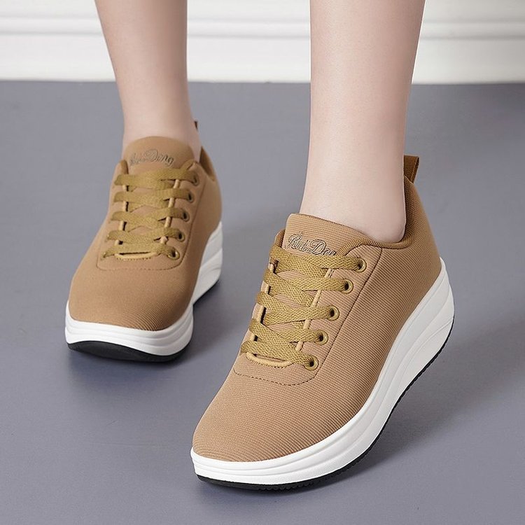 厚底スポーツシューズ側面デザイン詳細