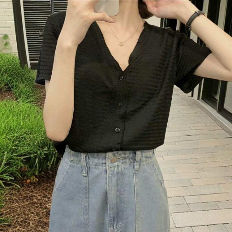 おしゃれな夏コーデ韓国Vネックトップスとショートパンツ