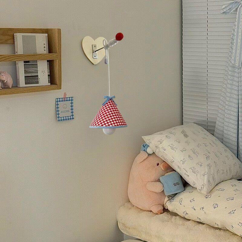 Mädchenhafte runde Wandleuchte für das Schlafzimmer