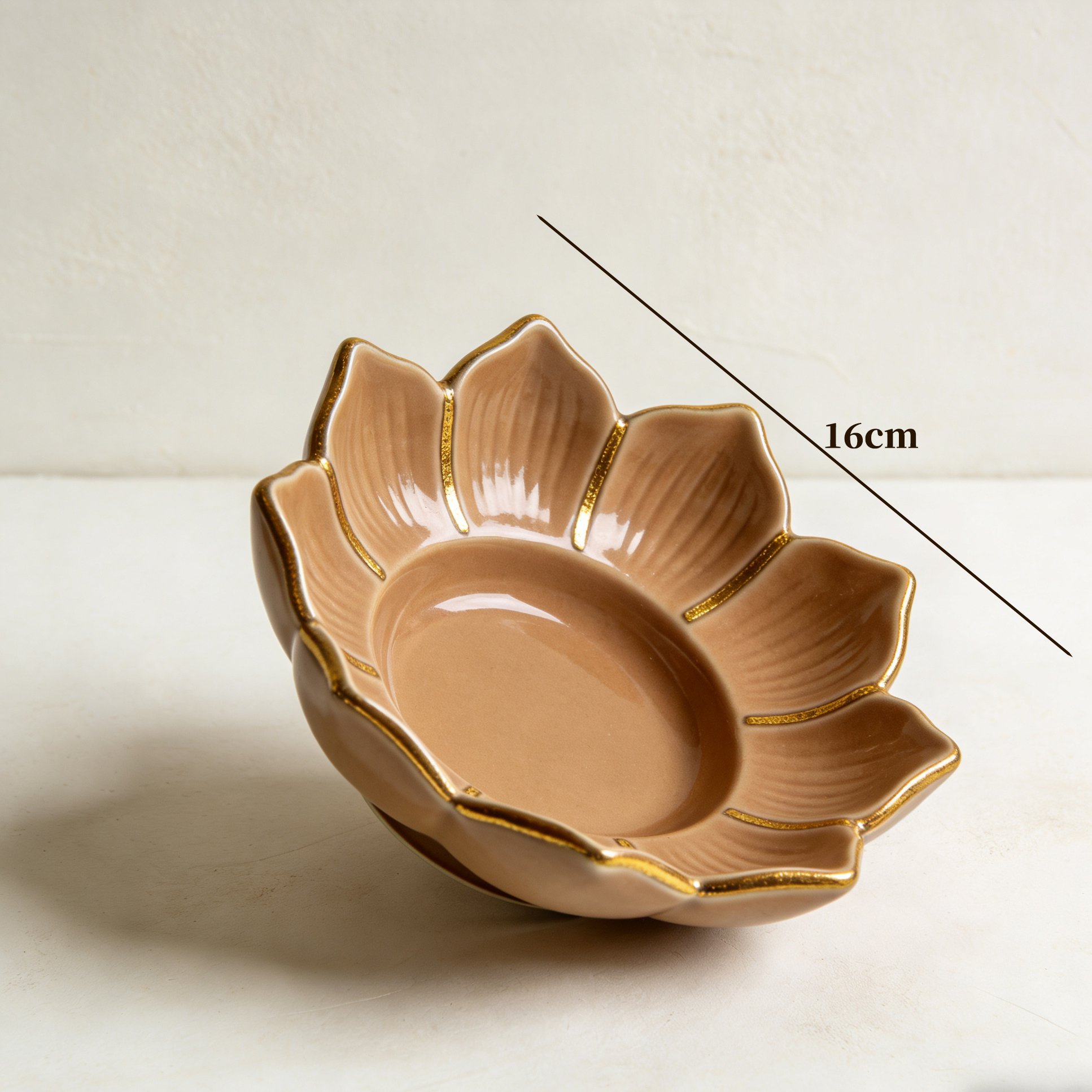 จานรองอาหารสำหรับเสิร์ฟขนมและผลไม้