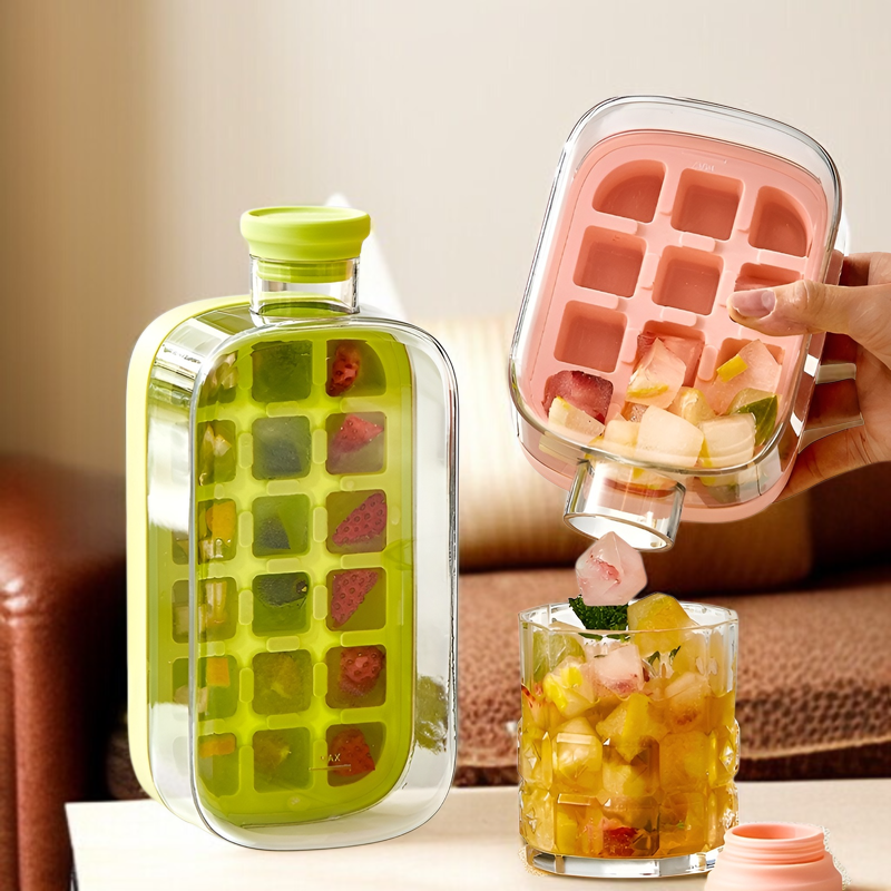 수제 압착 아이스 몰드와 빨대가 있는 물컵