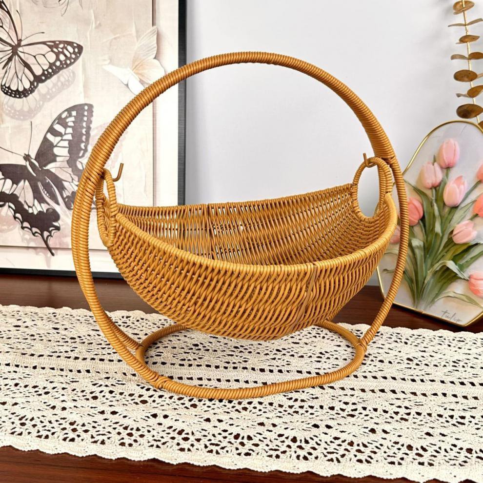 Gato descansando en cesta tejida a mano de ratán sintético