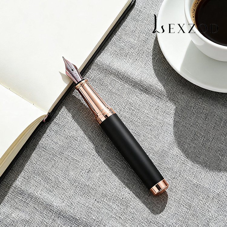 프리미엄 만년필로 문서 작성하는 모습