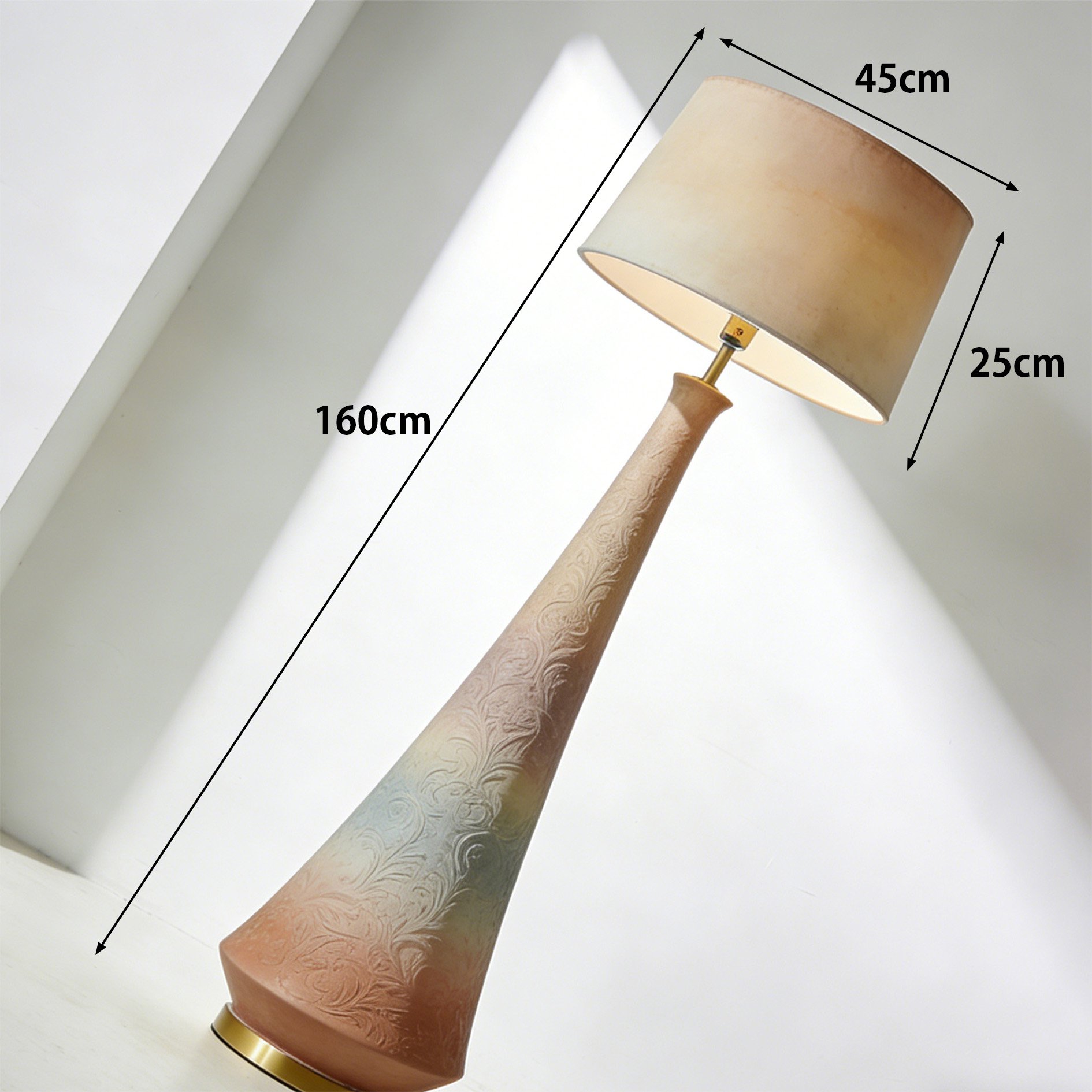 Lámpara de pie iluminando un salón contemporáneo